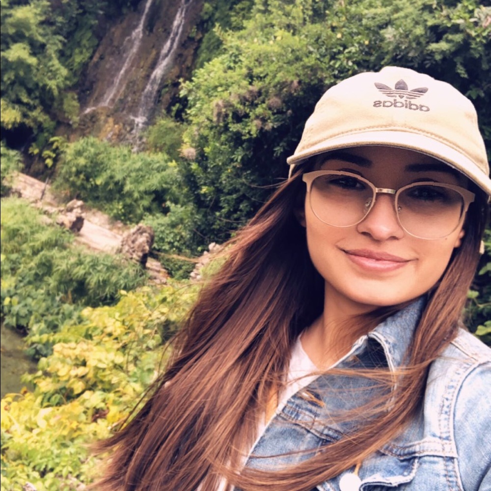 Meet your Posher, Monica